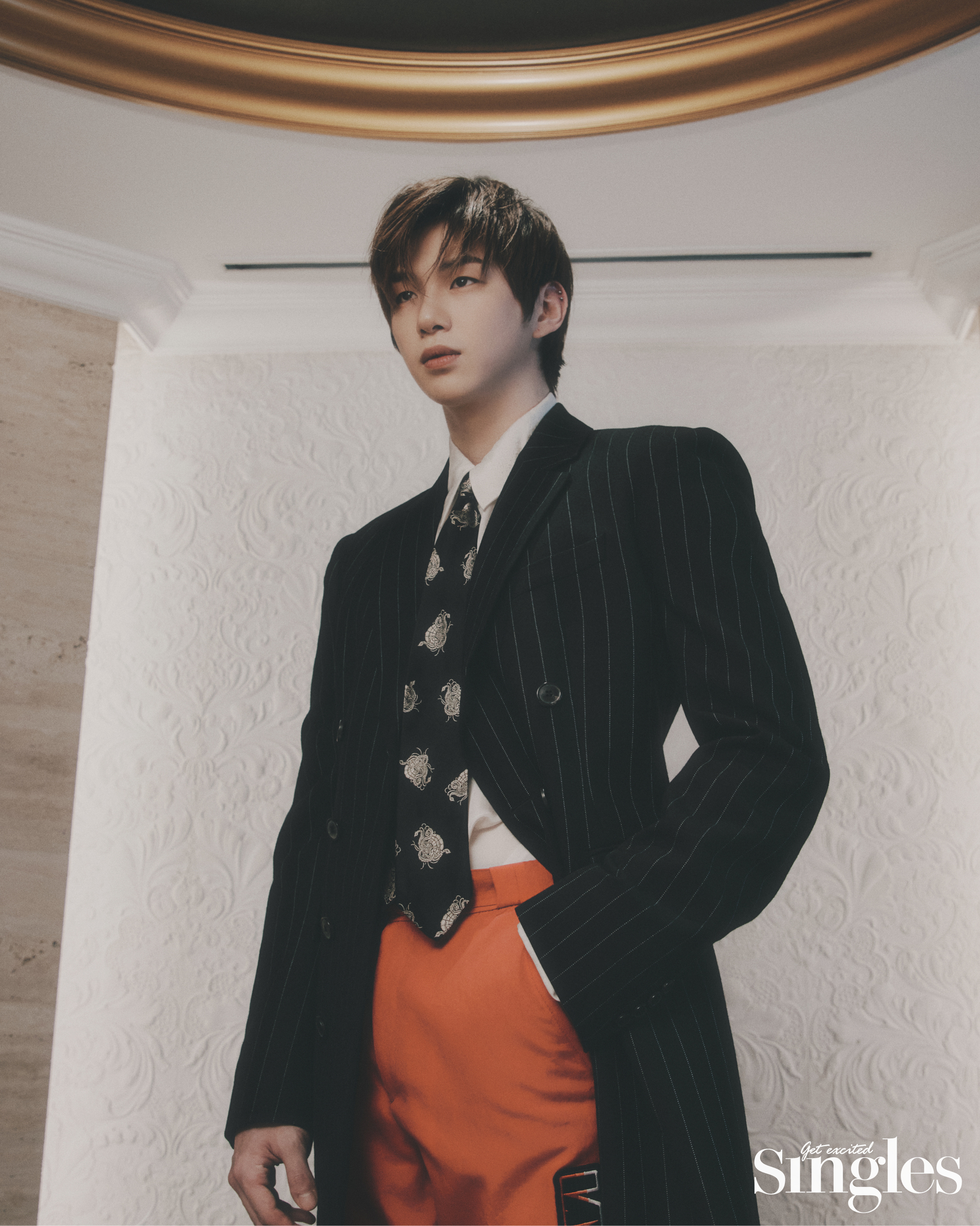 강다니엘이 드리스 반 노튼을 착용하고 촬영한 싱글즈 화보
